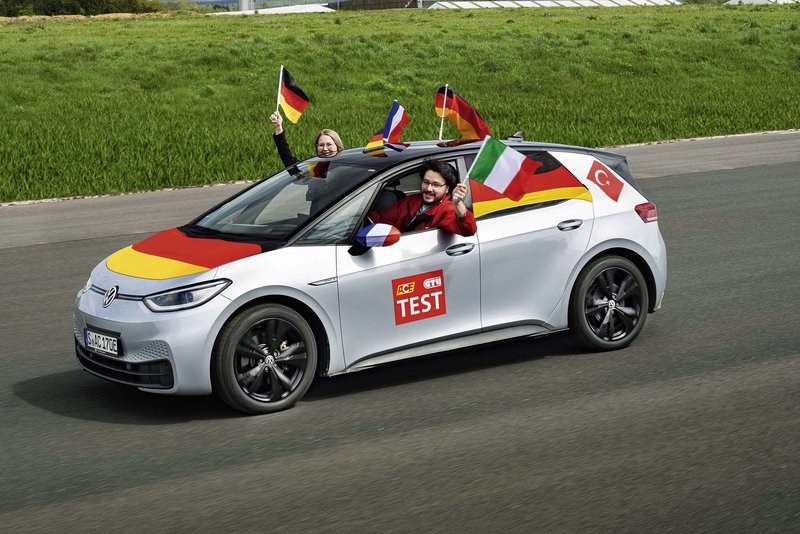 Die Fußball-Europameisterschaft steht an. Viele Fans schmücken ihre Autos stilecht in den Farben ihres Landes. Aber nich alles ist sicher oder erlaubt. Foto: ACE_Konstantin Tschovikov